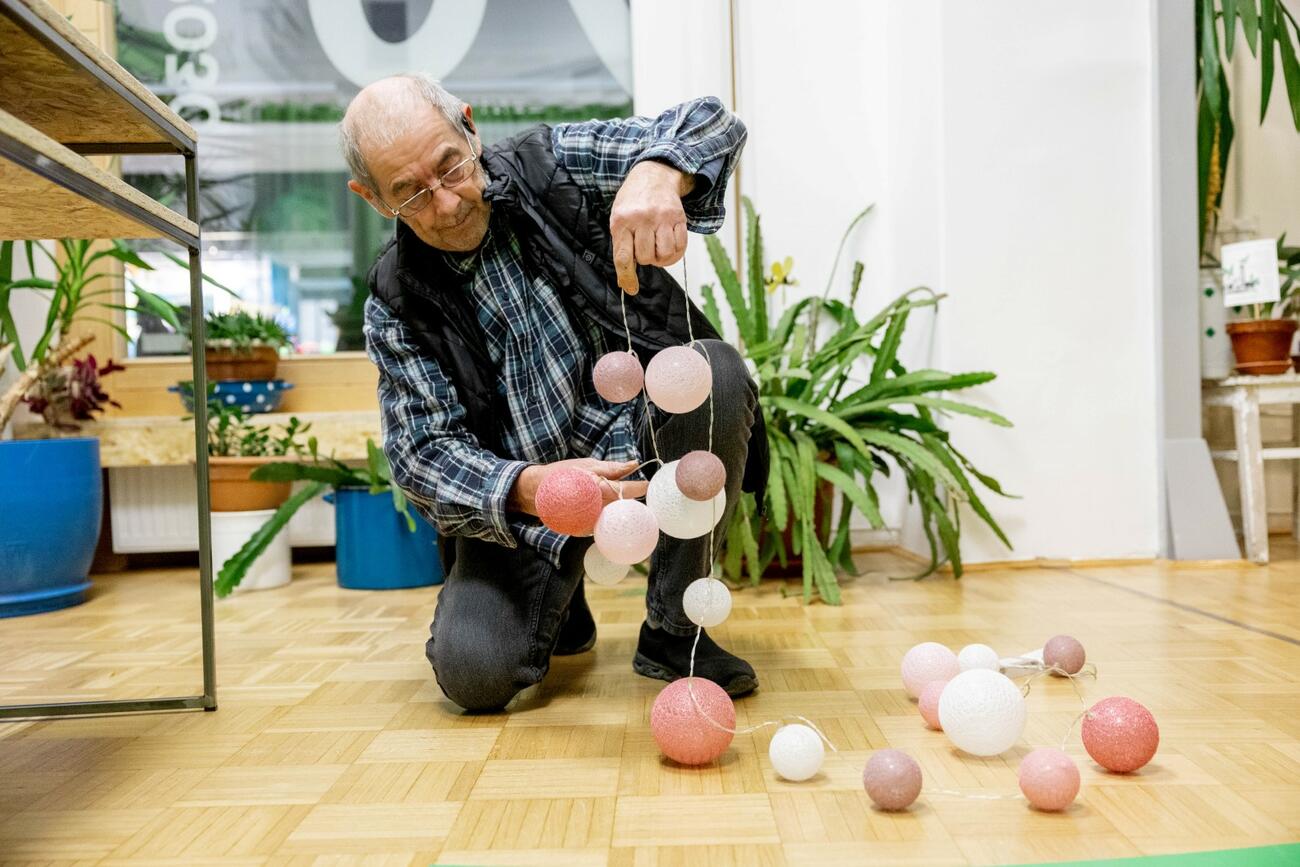 Ne mečite jih stran! Prinesite pokvarjene božične lučke na popravilo in ustvarite unikatne okraske