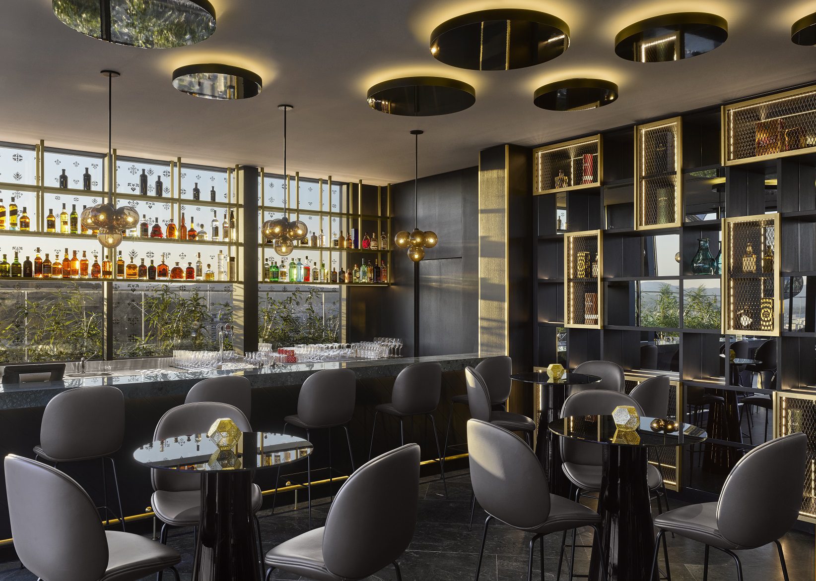 Fotografija interierja B-bara. Na fotografiji je šank bara.