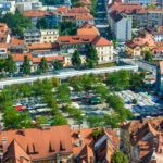 Fotografija ljubljanske tržnice iz zraka.