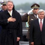Na fotografiji sta nekdanji slovenski predsednik Milan Kučan in nekdanji ameriški predsednik Bill Clinton.
