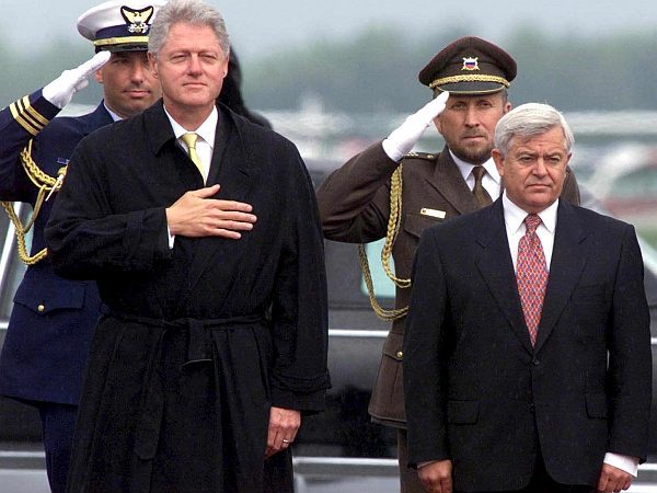 Na fotografiji sta nekdanji slovenski predsednik Milan Kučan in nekdanji ameriški predsednik Bill Clinton.