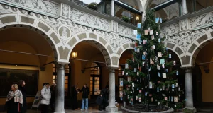 Umetnost mladih v srcu mesta: Smreko v Mestni hiši krasi 350 unikatnih grafik učencev OŠ Božidarja Jakca