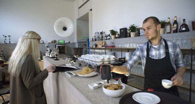 Najljubša kavarna Ljubljane 2026 po izboru bralcev je Kavarna Moderna.