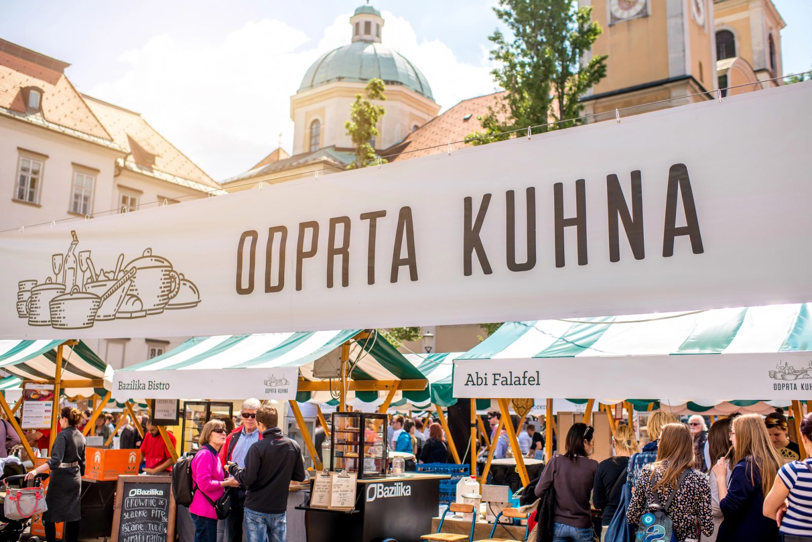 Kulinarična prireditev Odprta kuhna na Pogačarjevem trgu v središču Ljubljane.