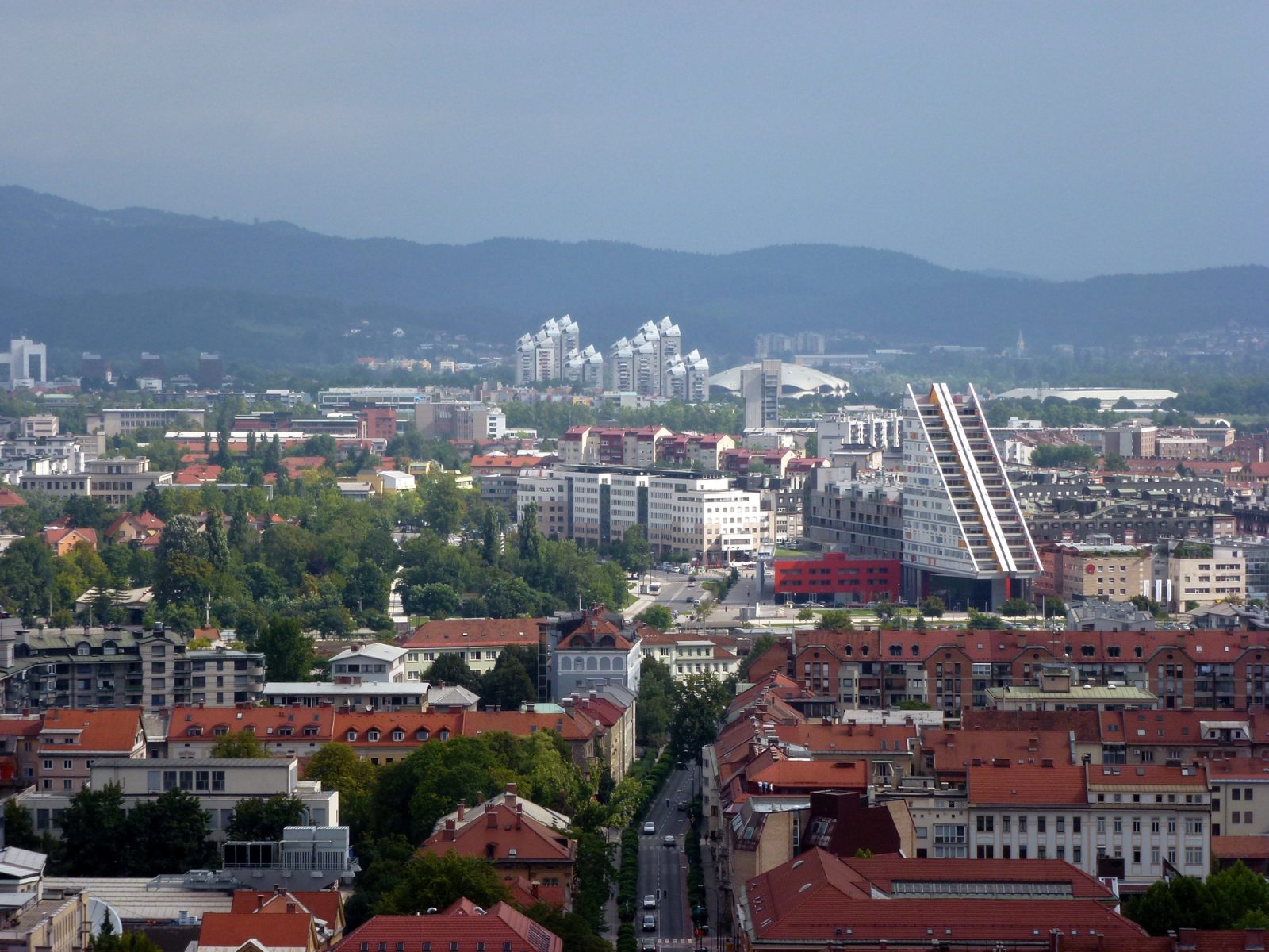 Novogradnje in sodobna stanovanjska soseska v Ljubljani, ki mladim prinaša nove možnosti za bivanje.