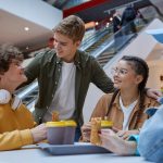 Generacija Z med druženjem in nakupovanjem v nakupovalnem središču v Ljubljani.