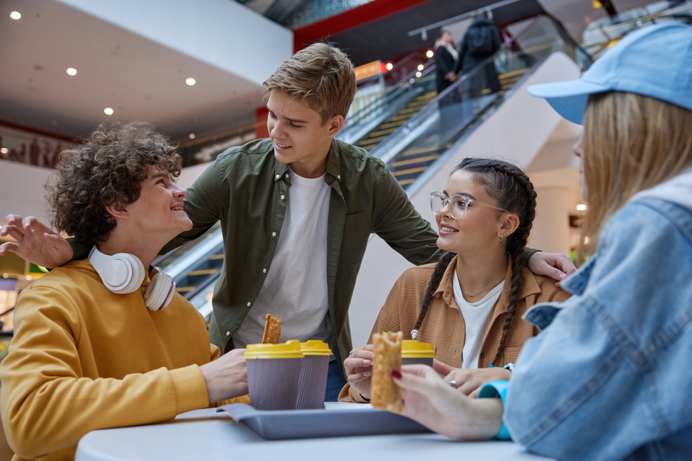 Generacija Z med druženjem in nakupovanjem v nakupovalnem središču v Ljubljani.
