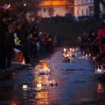 Spuščanje plavajočih lučk ob prazniku Gregorčki v Ljubljani na reki Gradaščici.