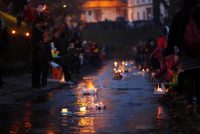 Spuščanje plavajočih lučk ob prazniku Gregorčki v Ljubljani na reki Gradaščici.