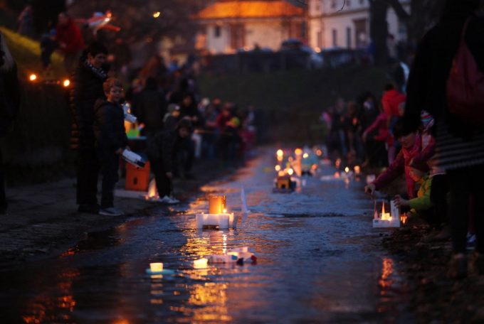 Spuščanje plavajočih lučk ob prazniku Gregorčki v Ljubljani na reki Gradaščici.