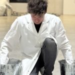 Primož Bezjak med reperformansom Work Relation, ki se v Cukrarni izvaja v sklopu razstave Art Vital