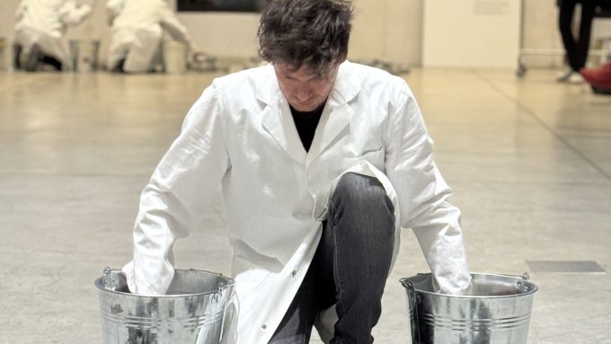 Primož Bezjak med reperformansom Work Relation, ki se v Cukrarni izvaja v sklopu razstave Art Vital