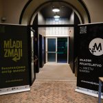 Območje ob Ljubljanici dobiva novo programsko dimenzijo. V zgodovinski Palači Cukrarna je zaživel mladinski center Baza, ki na 2000 kvadratnih metrih ponuja prostor za razvoj, učenje in inovacije.