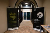 Območje ob Ljubljanici dobiva novo programsko dimenzijo. V zgodovinski Palači Cukrarna je zaživel mladinski center Baza, ki na 2000 kvadratnih metrih ponuja prostor za razvoj, učenje in inovacije.