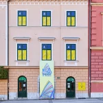 Osupljiva lebdeča voda in osupli obiskovalci, ki jih gosti Hiša iluzij Ljubljana na Kongresnem trgu.