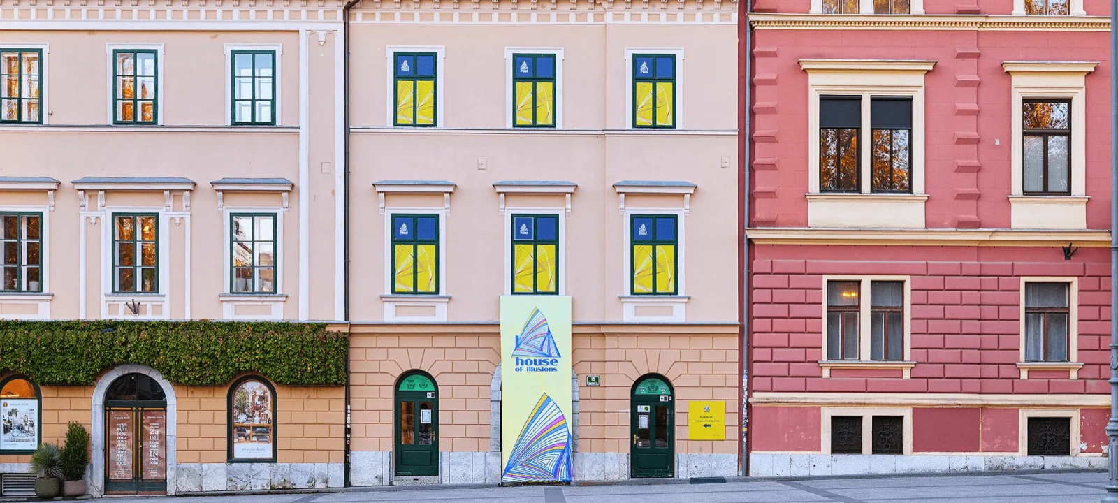 Osupljiva lebdeča voda in osupli obiskovalci, ki jih gosti Hiša iluzij Ljubljana na Kongresnem trgu.