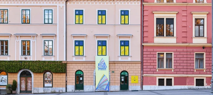 Osupljiva lebdeča voda in osupli obiskovalci, ki jih gosti Hiša iluzij Ljubljana na Kongresnem trgu.