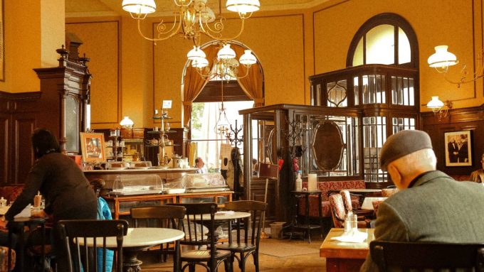 Zgodovinska cena kave v Ljubljani ob reki Ljubljanici.