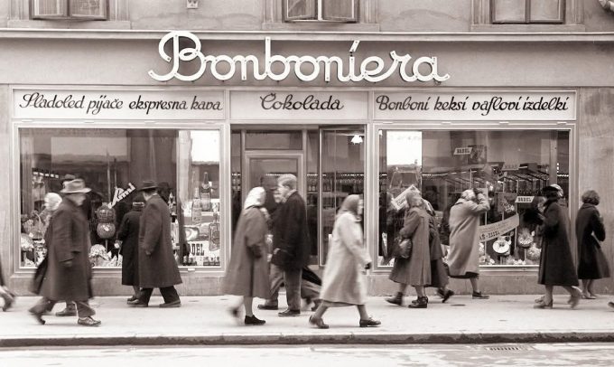 Medtem ko je Kraševa prodajalna leta 2018 zapustila Čopovo ulico, Bonboniera v Šiški še vedno ohranja pravi retro duh. Obudite spomine na nostalgično Ljubljano.