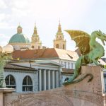 Na fotografiji je zmajski most in v ozadju mesto Ljubljana.