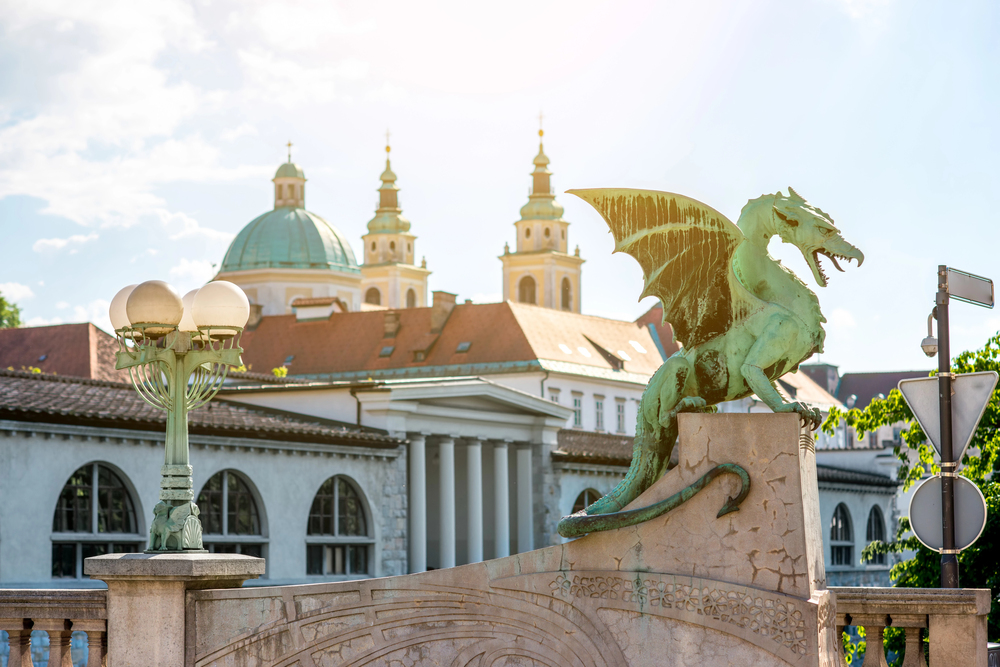 Na fotografiji je zmajski most in v ozadju mesto Ljubljana.