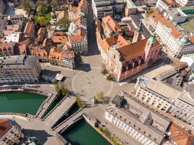 Pogled dron posnetka na Prešernov trg.