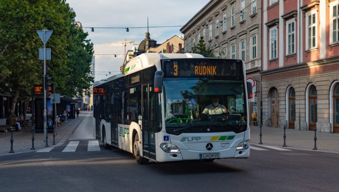 Na fotografiji je avtobus številka 9.