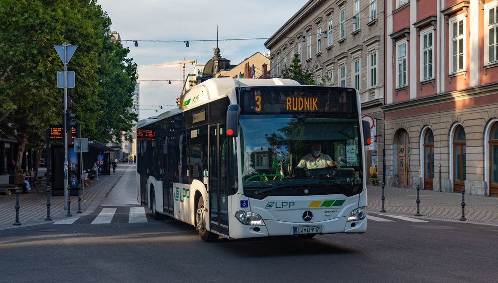 Na fotografiji je avtobus številka 9.