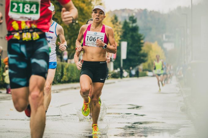 Tekmovalka na Ljubljanskem maratonu.
